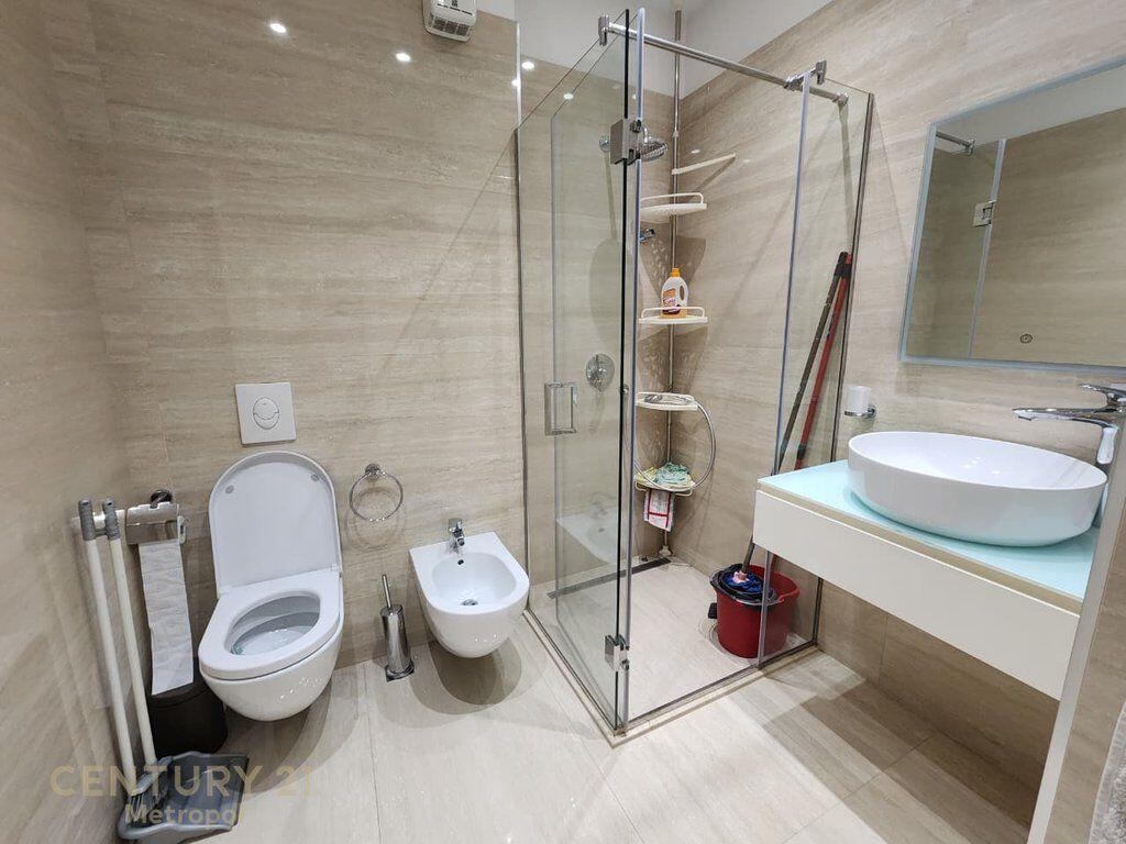 APARTAMENT 3+1+2 ME QERA TEK RRUGA E BARRIKADAVE !