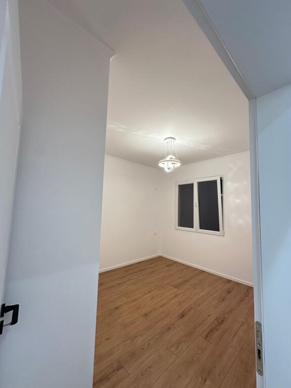 Shitet apartament 2+1 prane Rruges se Durresit!