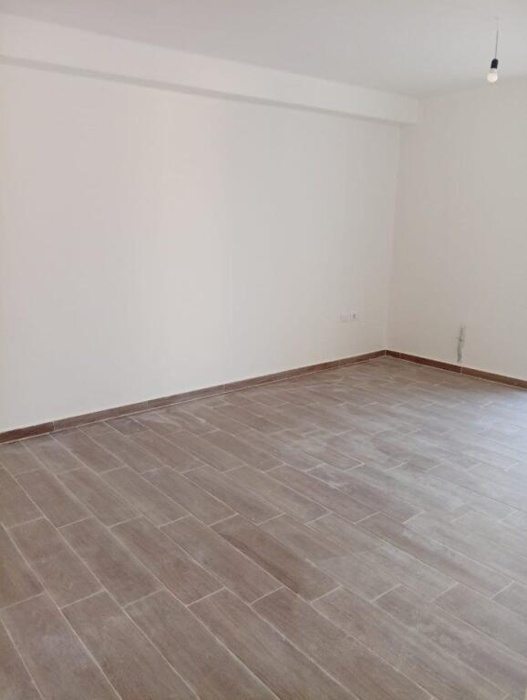Jepet me Qera Apartament Bosh me kuzhine 2+1+2 tek Fundi i 5 Majit