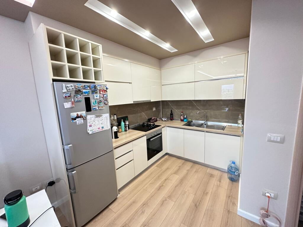 📣 AFFITTO Appartamento 1+1 📍 Lago Secco, Tirana 🏢 3° piano | Con ascensore ✨ Completamente arredato, nuovo e molto comodo 💶 550 € / mese