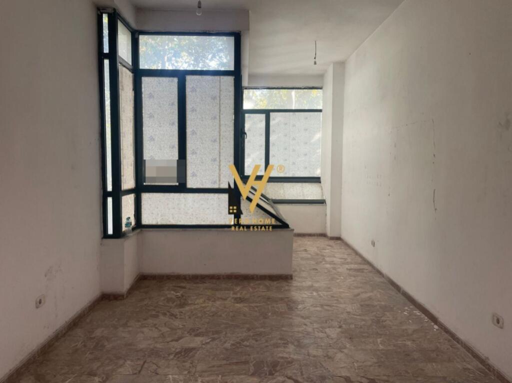 JEPET ZYRE 50 M2 ME QERA TE ISH EKSPOZITA 80.000 LEKE