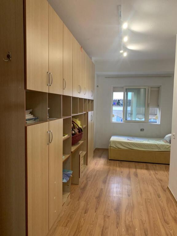 APARTAMENT 2+1 ME QIRA NE YZBERISYHT