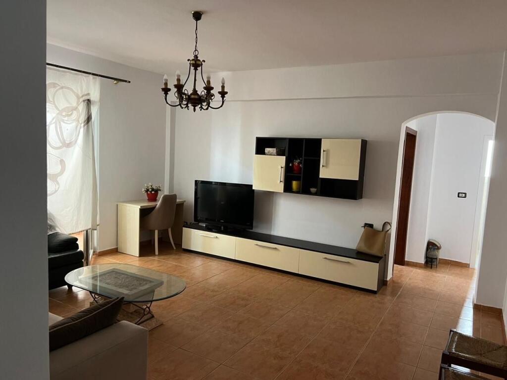 Apartament 1+1 me qira prane St te Trenit!