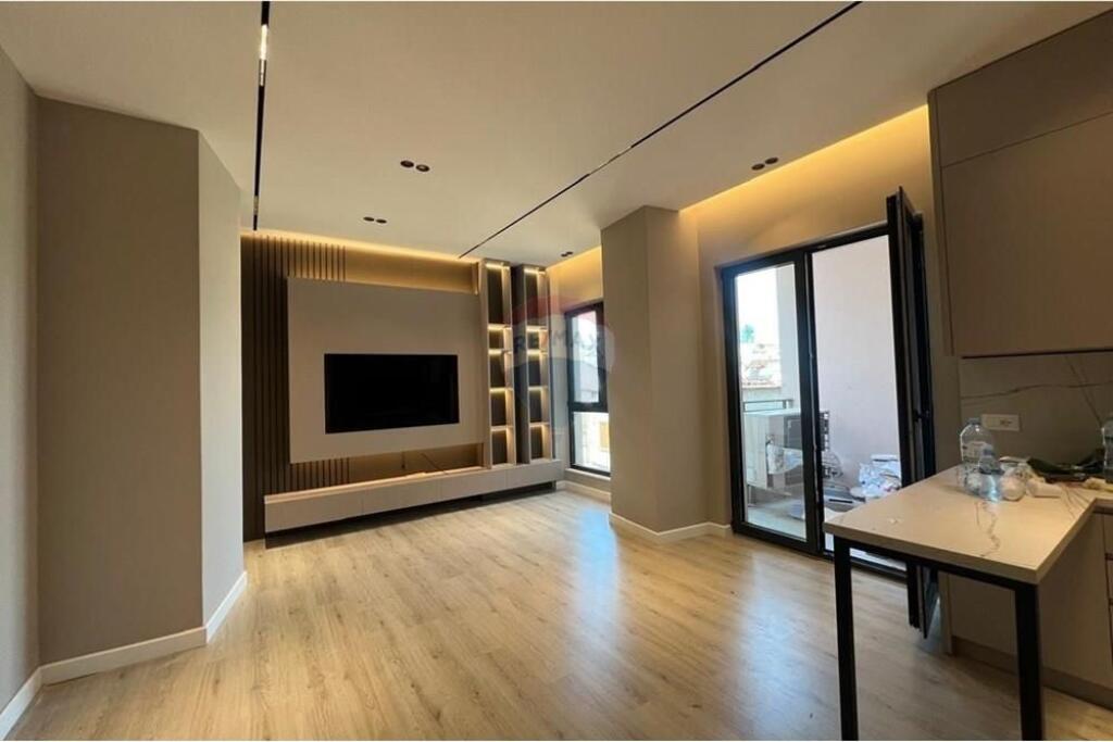 Apartament 2+1+2 per qira tek Pazari i Ri!