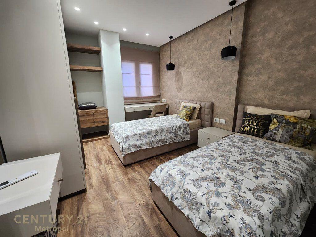 APARTAMENT 3+1+2 ME QERA TEK RRUGA E BARRIKADAVE !
