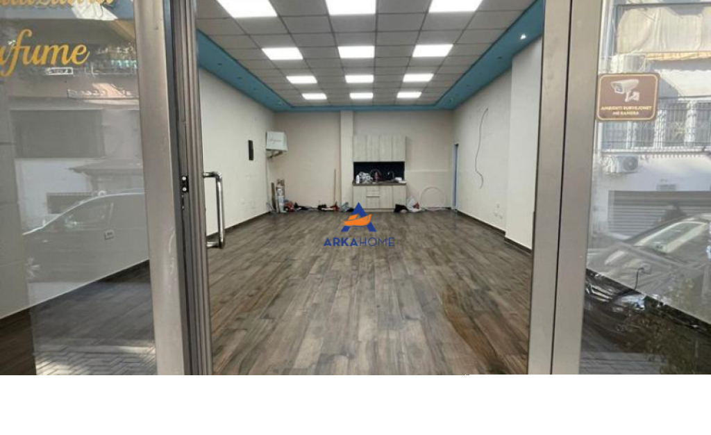 VENDITA AMBIENTE COMMERCIALE 80M2 "VIA ANDON ZAKO CAJUPI, BLLOK" 450.000 EURO