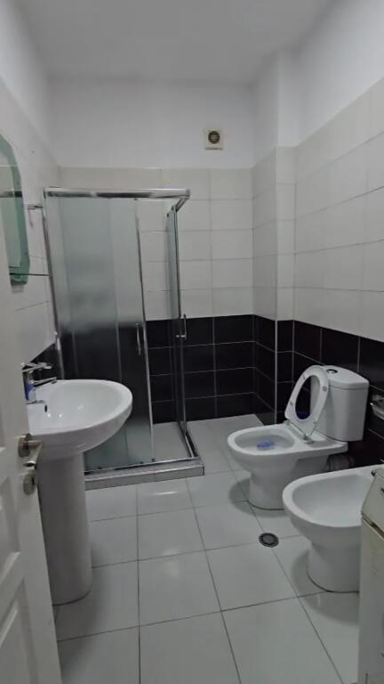 Jepet me qera apartament 2+1 te Kompleksi "Golden Park"