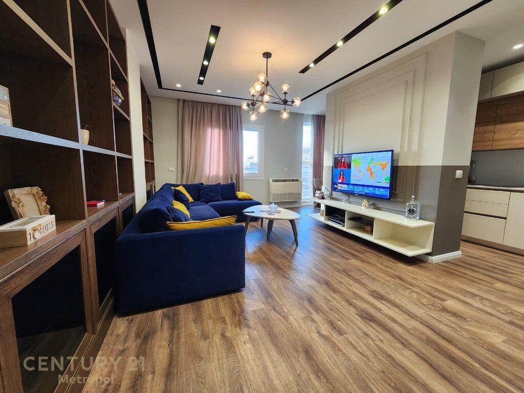 APARTAMENT 3+1+2 ME QERA TEK RRUGA E BARRIKADAVE !