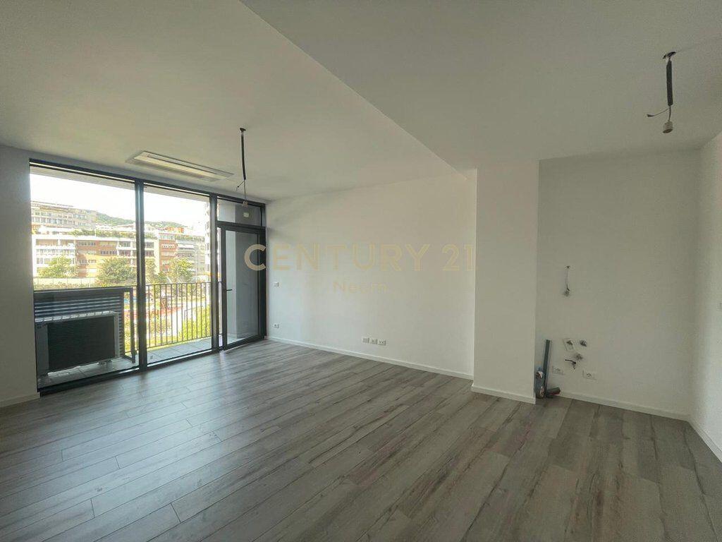 JEPET ME QIRA AMBIENT KOMERCIAL TE LAKE VIEW!