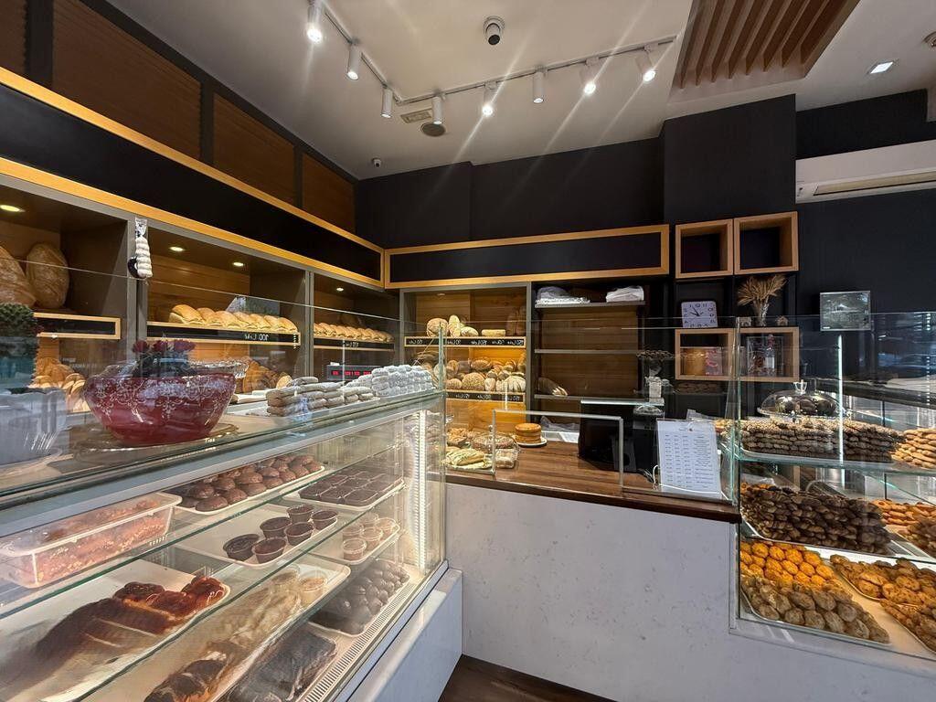 AT 21 DHJETORI WE SELL BUSINESS UNIT FLOOR 0 ROAD SIDE 310,000 €