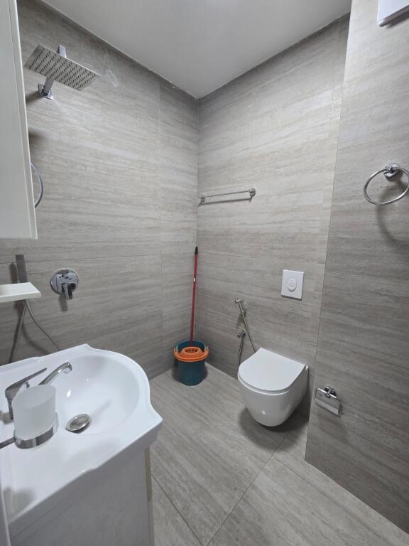 🏠 Jepet me Qira Apartament 2+1 – Komuna e Parisit, Tiranë