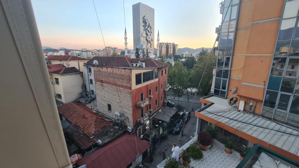 Apartament 2+1 me qera perballe Parlamentit