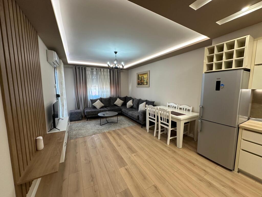 📣 AFFITTO Appartamento 1+1 📍 Lago Secco, Tirana 🏢 3° piano | Con ascensore ✨ Completamente arredato, nuovo e molto comodo 💶 550 € / mese