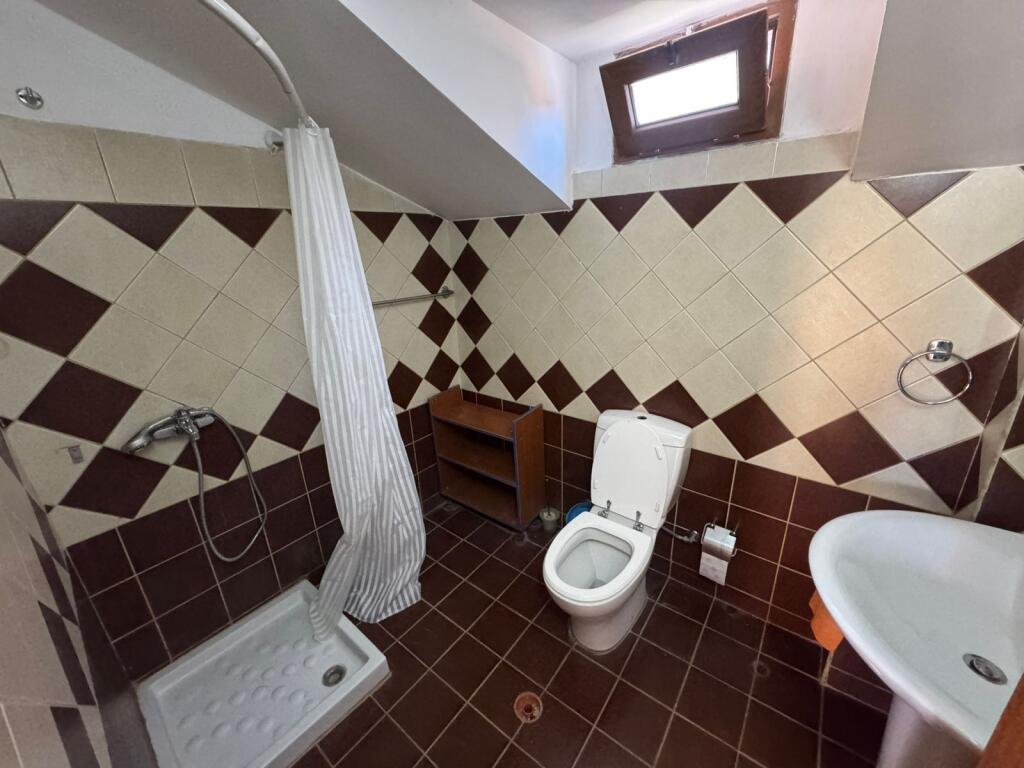 🏡 *2+1 apartment for rent*   📍 *3 Brothers Kondi Street*   🛋️ 3rd floor of a villa, furnished   🚗 Parking spot   👨‍👩‍👧 Only for families   💶 450€