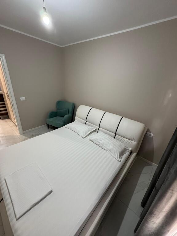 !!!Apartament 1+1 me qira afatgjatë – Rrota e Kuqe, pranë Ajsel Hotel!!