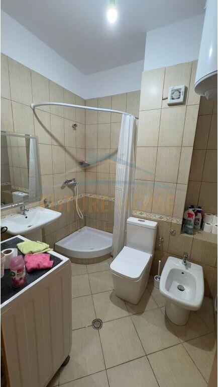 Shitet Apartament 1+1+Post Parkimi, Rruga e Barrikadave