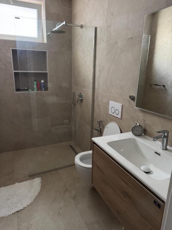 🏠 HOUSE FOR RENT – DURRËS STREET (Flora Coffee Palace)  Apartment 2+1 for rent, 2nd floor, area 90 m², fully furnished with modern conditions. ✅ Natural lighting ✅ Modern furniture ✅ Very sought-after location and close to every service  💶 Price: 950 € (negotiable)