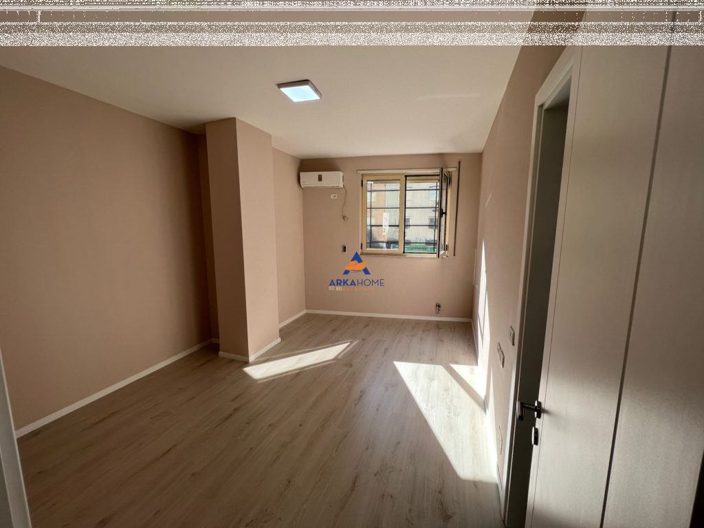 OFFICE FOR RENT 116M2 "KRISTAL CENTER, PARIS COMMUNE" 1000 EURO