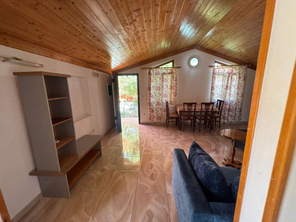 🏡 *2+1 apartment for rent*   📍 *3 Brothers Kondi Street*   🛋️ 3rd floor of a villa, furnished   🚗 Parking spot   👨‍👩‍👧 Only for families   💶 450€