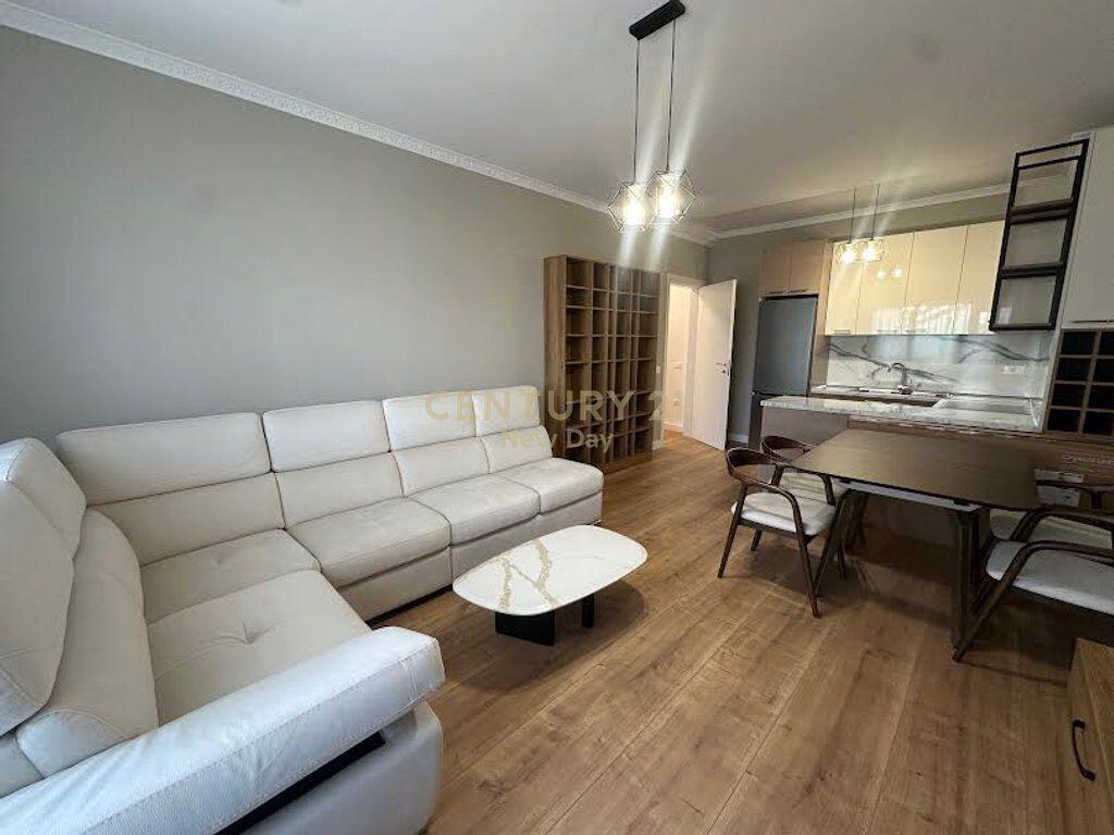 Jepet me qira apartament i sapomobiluar te Pazari Ri.