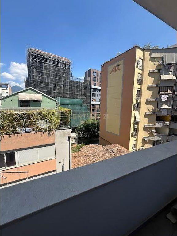 Jepet me qira apartament i sapomobiluar te Pazari Ri.