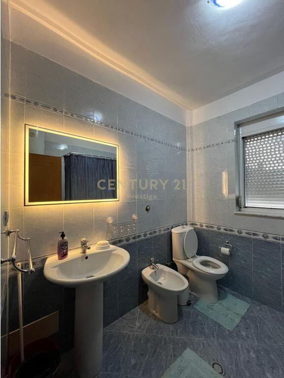 🏢 Apartament 2+1 me Qira – Pranë Ambasadës Amerikane, Tiranë