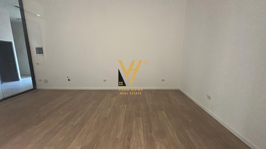 JEPET ZYRE 38 M2 ME QERA TE MINE PEZA 800 EURO