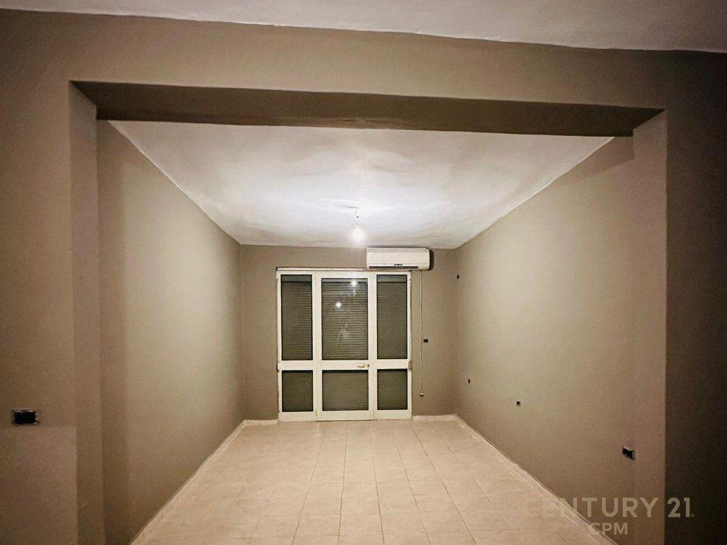 Ambient Për Zyra Me Qira Tek Rr. Kavajës, Pranë Kishës Katolike! 800 € /Muaj
