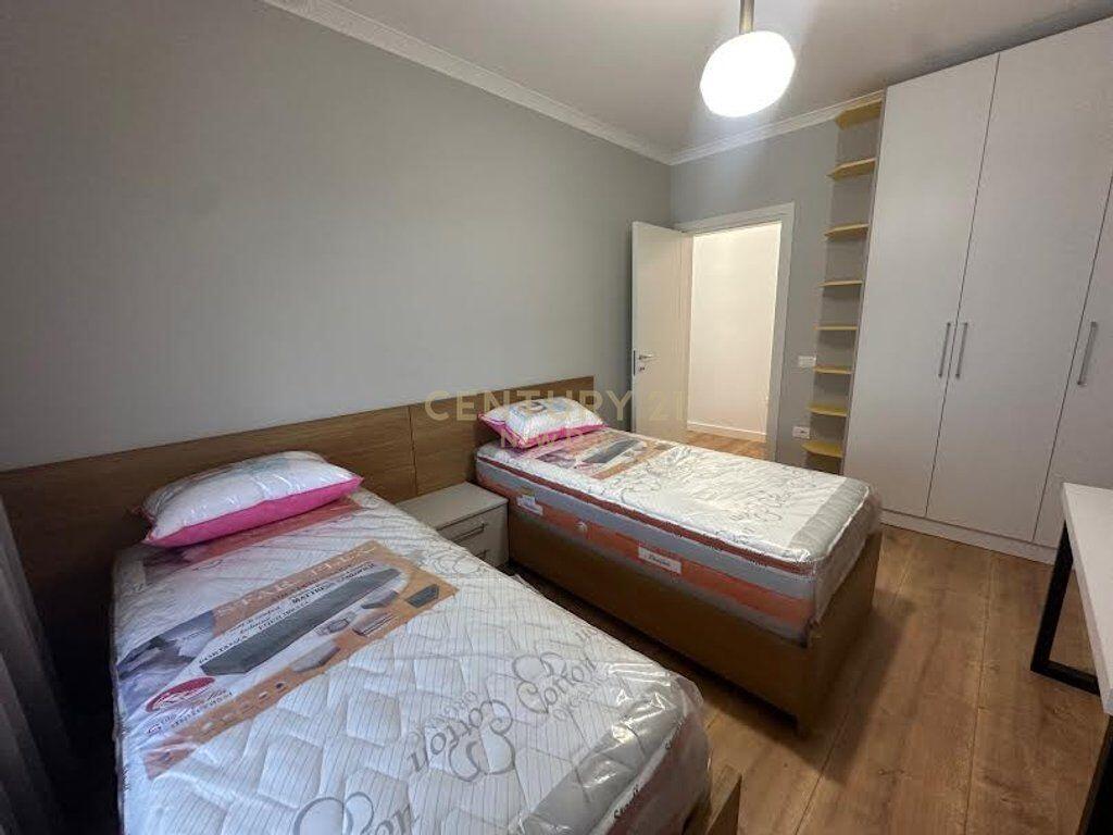 Jepet me qira apartament i sapomobiluar te Pazari Ri.