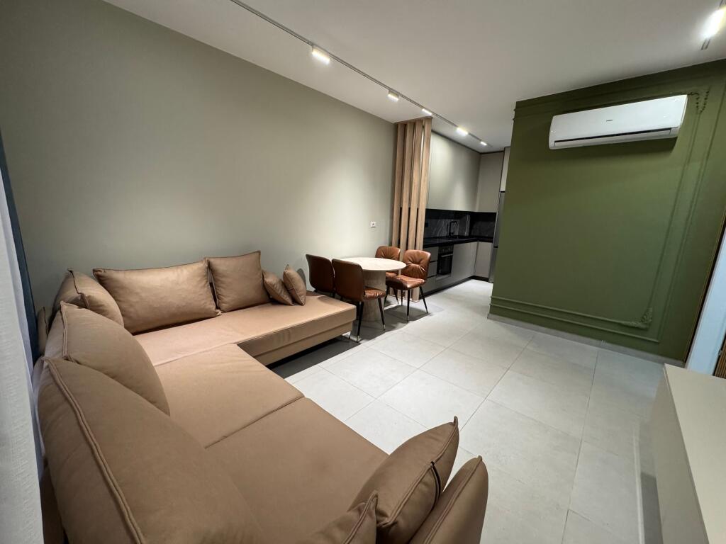 📣 JEPET ME QIRA SUPER APARTAMENT 1+1 📍 Green City Residence, Astir ✨  🏢 Ndërtesë e re dhe cilësore 🛋️ Totalisht e mobiluar me arkitekt, në stil bashkëkohor  💶 Çmimi: 550€ / muaj
