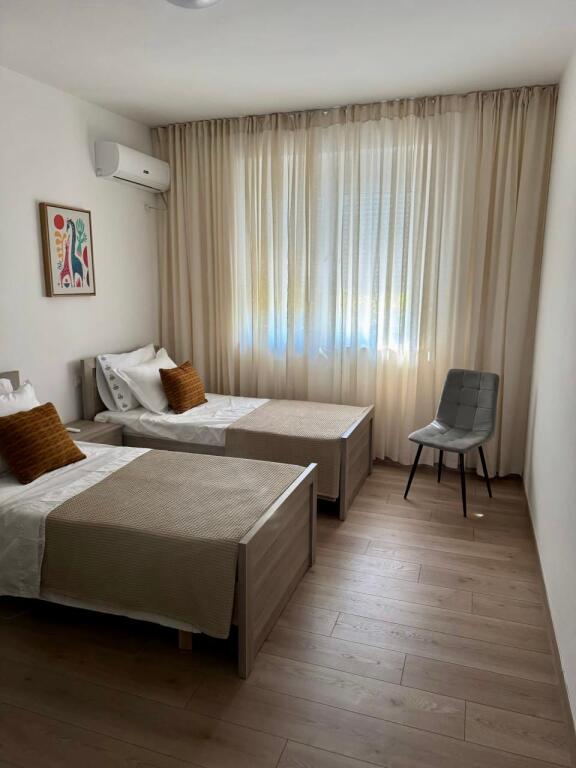 📣 AFFITTO SUPER Appartamento 2+1 📍 Centro Tirana, Vicino al Caffè Flora 🛣️ Via "Durresit" ✨