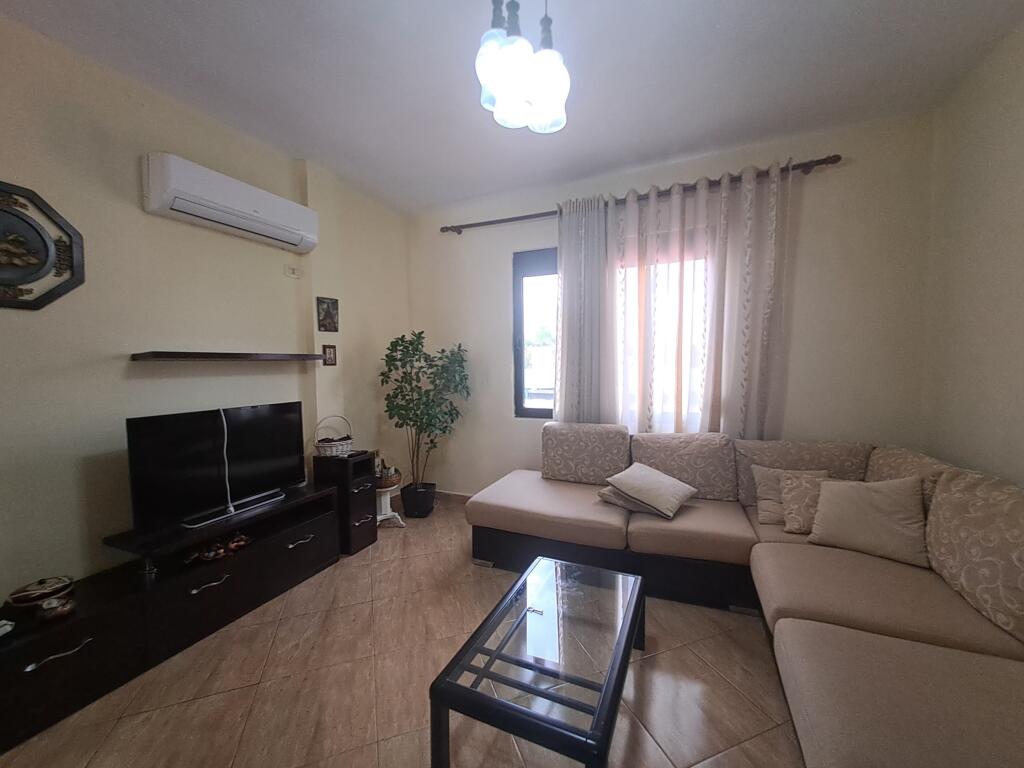 2+1,piano villa arredato, Laprake prezzo 500 mila lek