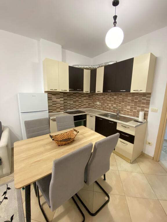 Apartament 2+1 me mobilim modern ne Unazen e Re, Astir.