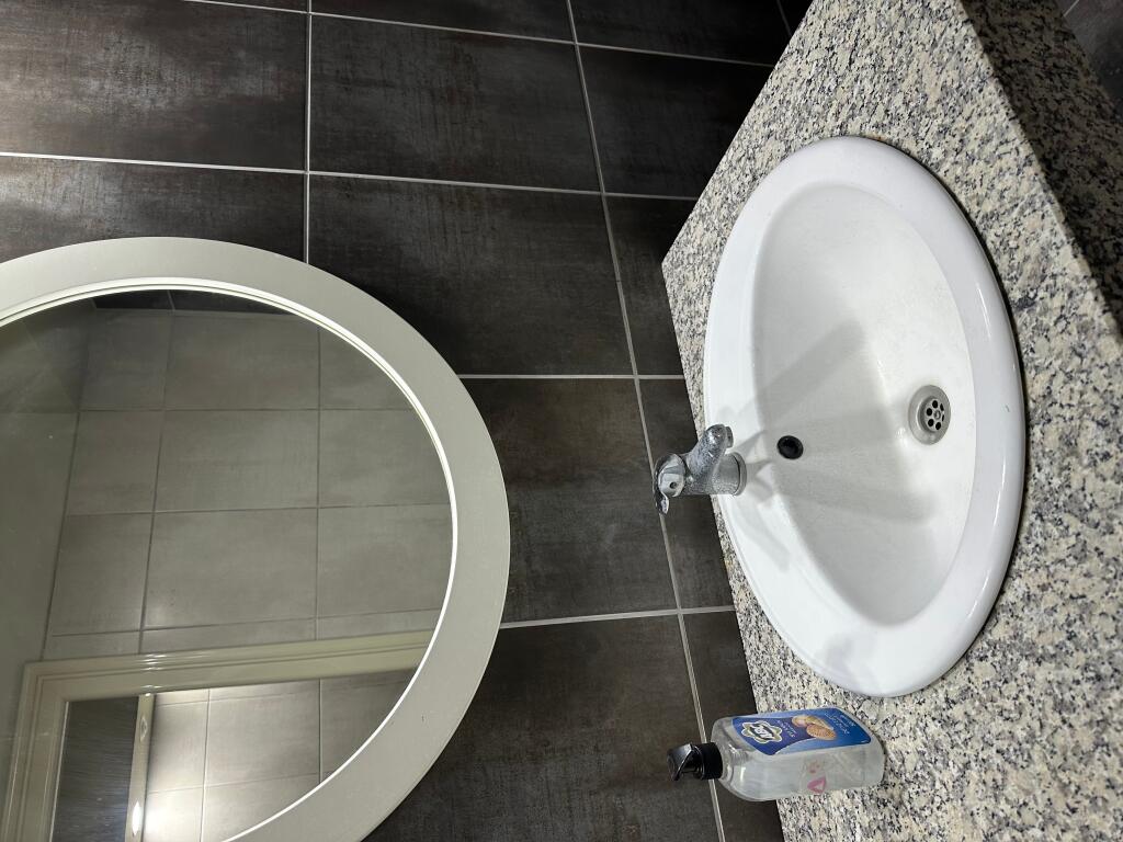 Jepet me qira ambient komercial buzë rruge – 300 m² – Vaqarr 2,000 € /Muaj