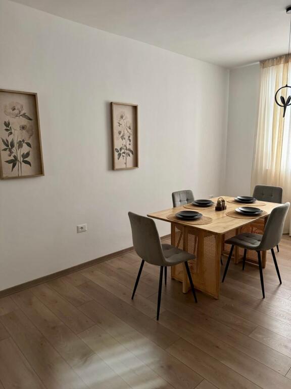 📣 AFFITTO SUPER Appartamento 2+1 📍 Centro Tirana, Vicino al Caffè Flora 🛣️ Via "Durresit" ✨