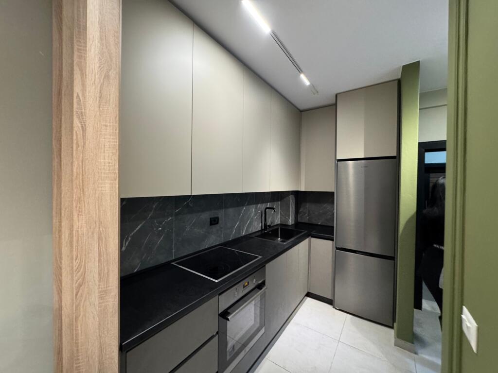 📣 JEPET ME QIRA SUPER APARTAMENT 1+1 📍 Green City Residence, Astir ✨  🏢 Ndërtesë e re dhe cilësore 🛋️ Totalisht e mobiluar me arkitekt, në stil bashkëkohor  💶 Çmimi: 550€ / muaj