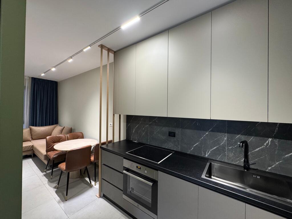 📣 JEPET ME QIRA SUPER APARTAMENT 1+1 📍 Green City Residence, Astir ✨  🏢 Ndërtesë e re dhe cilësore 🛋️ Totalisht e mobiluar me arkitekt, në stil bashkëkohor  💶 Çmimi: 550€ / muaj