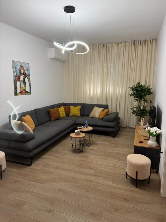 🏠 HOUSE FOR RENT – DURRËS STREET (Flora Coffee Palace)  Apartment 2+1 for rent, 2nd floor, area 90 m², fully furnished with modern conditions. ✅ Natural lighting ✅ Modern furniture ✅ Very sought-after location and close to every service  💶 Price: 950 € (negotiable)