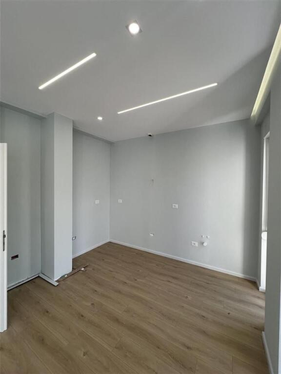 LOCALE COMMERCIALE IN AFFITTO 200 M2 FARKE A 1400 EURO
