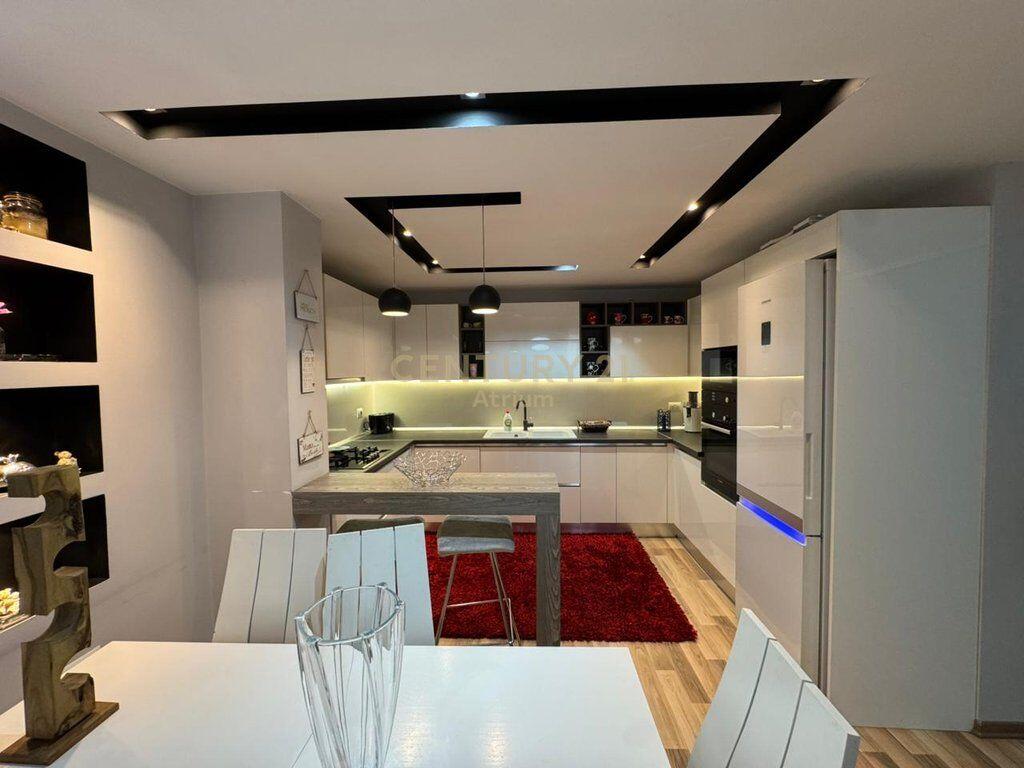 JAPIM ME QIRA APARTAMENT 2+1+BALLKON NE RRUGEN MINE PEZA !!! 1,000 € /Muaj