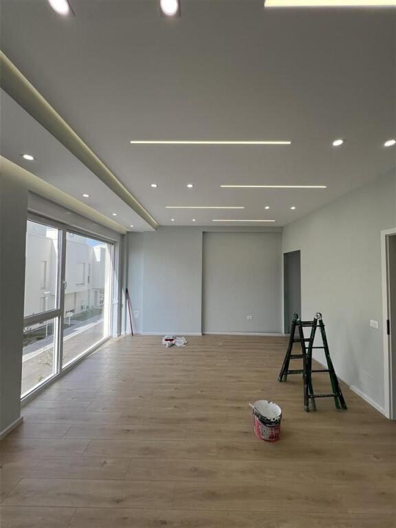 LOCALE COMMERCIALE IN AFFITTO 200 M2 FARKE A 1400 EURO