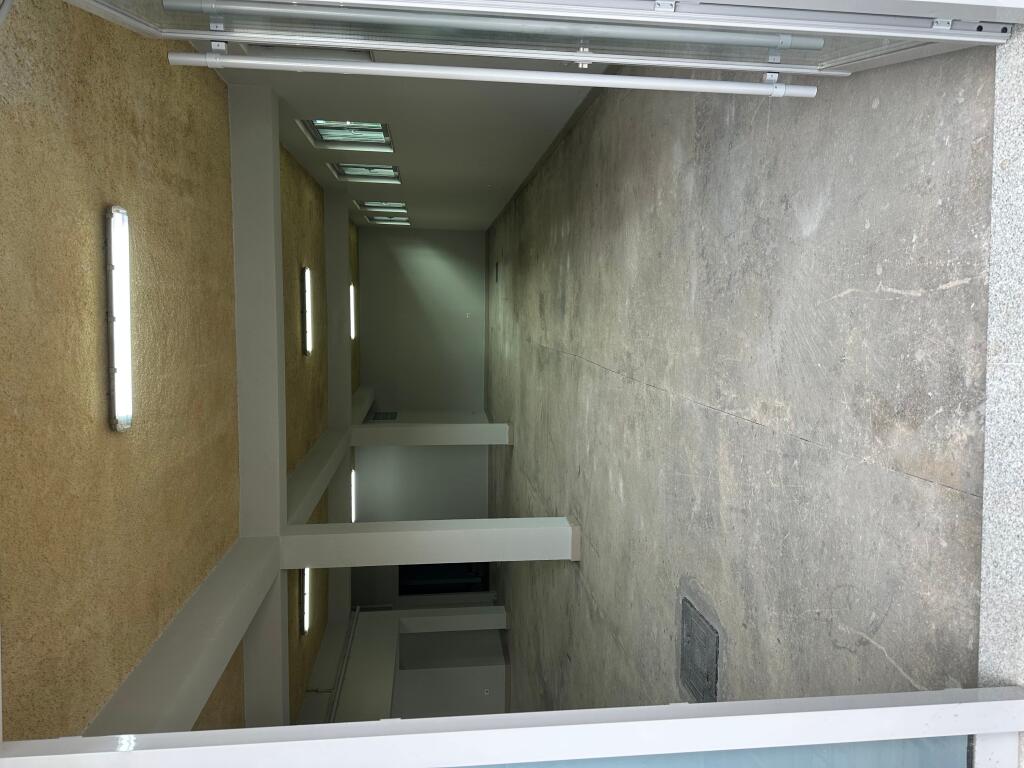 Jepet me qira ambient komercial buzë rruge – 300 m² – Vaqarr 2,000 € /Muaj