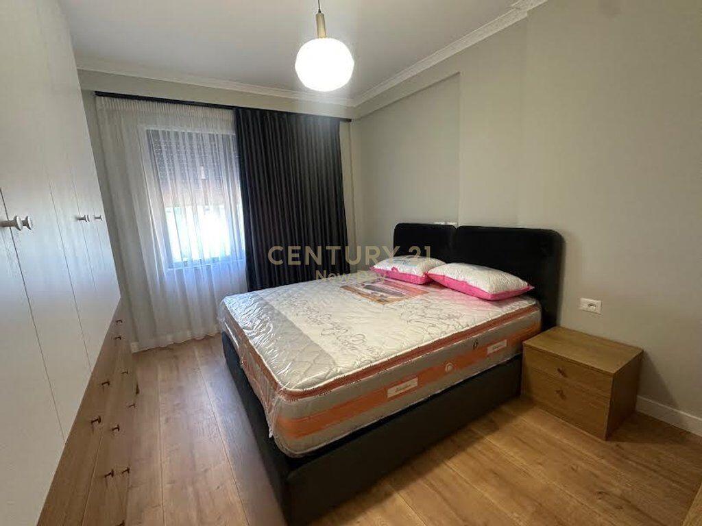 Jepet me qira apartament i sapomobiluar te Pazari Ri.