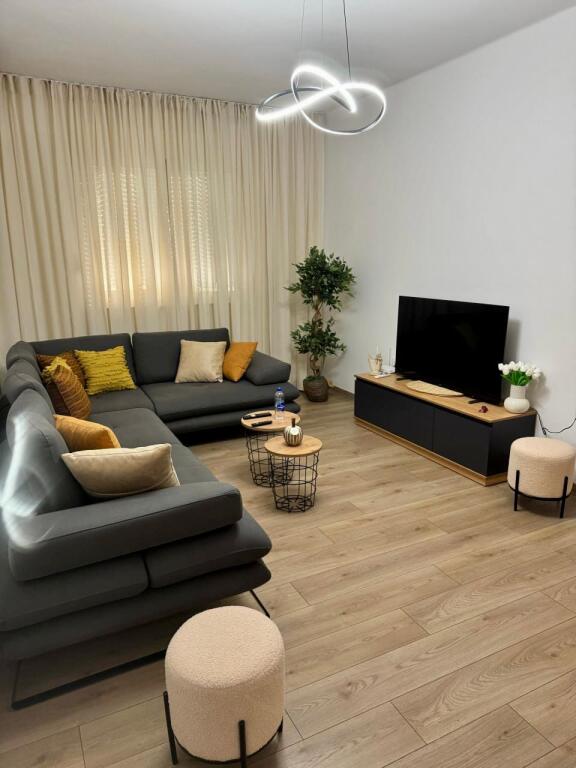 📣 AFFITTO SUPER Appartamento 2+1 📍 Centro Tirana, Vicino al Caffè Flora 🛣️ Via "Durresit" ✨