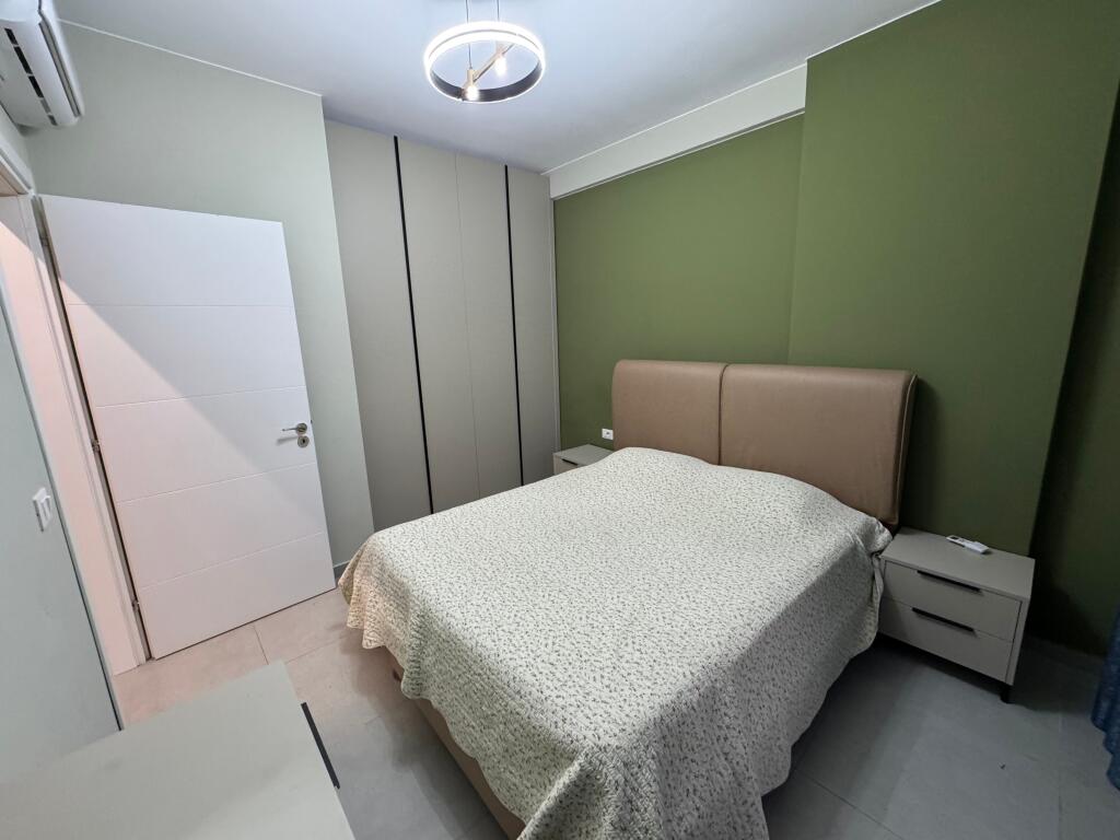 📣 JEPET ME QIRA SUPER APARTAMENT 1+1 📍 Green City Residence, Astir ✨  🏢 Ndërtesë e re dhe cilësore 🛋️ Totalisht e mobiluar me arkitekt, në stil bashkëkohor  💶 Çmimi: 550€ / muaj