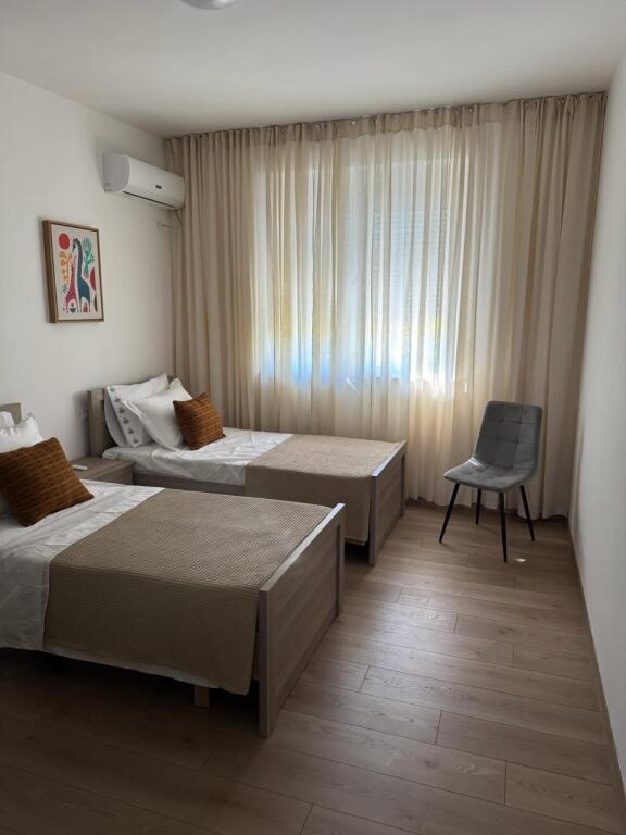 🏠 HOUSE FOR RENT – DURRËS STREET (Flora Coffee Palace)  Apartment 2+1 for rent, 2nd floor, area 90 m², fully furnished with modern conditions. ✅ Natural lighting ✅ Modern furniture ✅ Very sought-after location and close to every service  💶 Price: 950 € (negotiable)