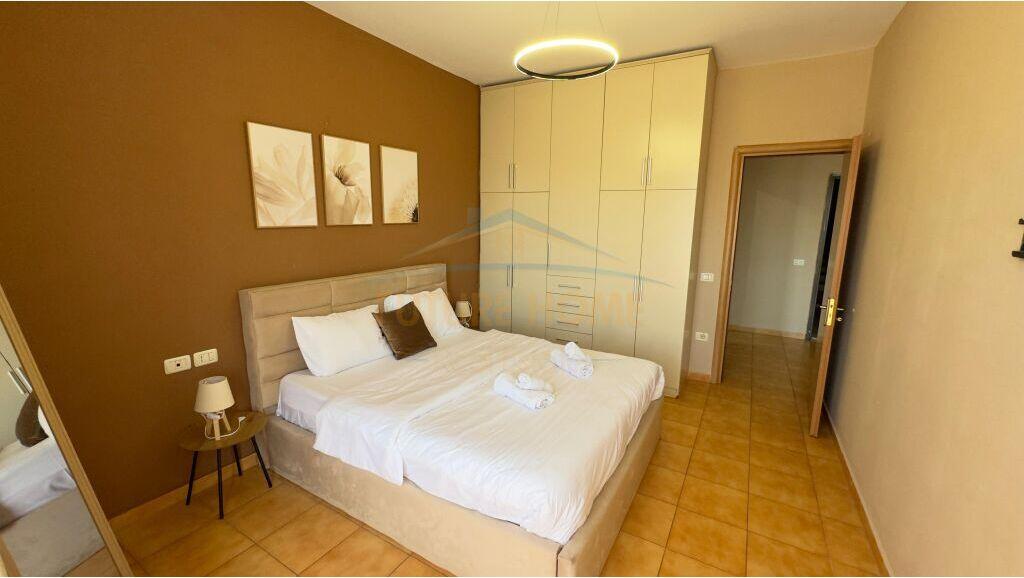 Shitet Apartament 1+1+Post Parkimi, Rruga e Barrikadave