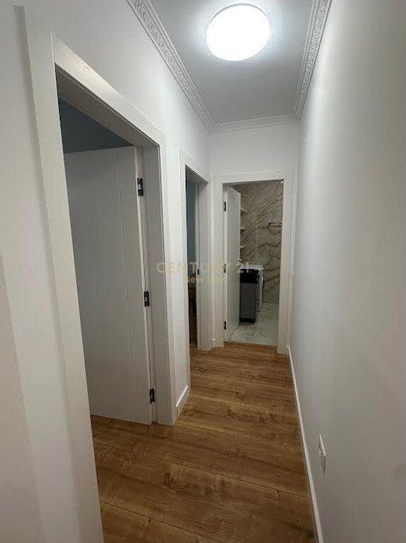 Jepet me qira apartament i sapomobiluar te Pazari Ri.