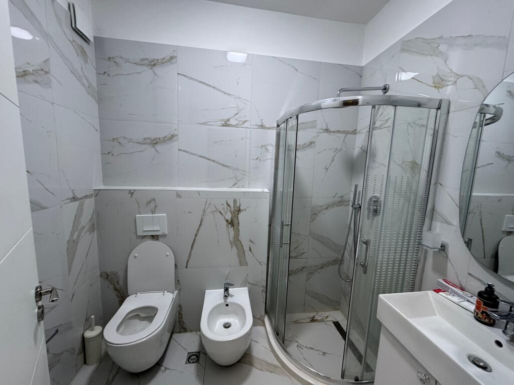 📣 JEPET ME QIRA SUPER APARTAMENT 1+1 📍 Green City Residence, Astir ✨  🏢 Ndërtesë e re dhe cilësore 🛋️ Totalisht e mobiluar me arkitekt, në stil bashkëkohor  💶 Çmimi: 550€ / muaj