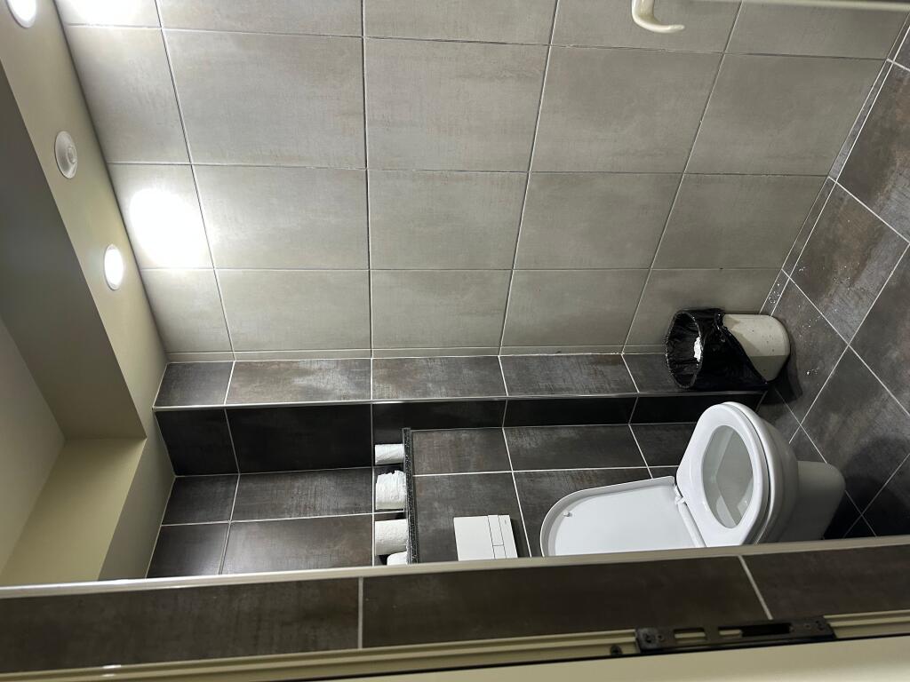 Jepet me qira ambient komercial buzë rruge – 300 m² – Vaqarr 2,000 € /Muaj